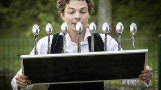 La 27e édition du festival Place aux mômes se tiendra du 7 juillet au 23 août 2024, dans une vingtaine de stations balnéaires bretonnes. La 27e édition du festival Place aux mômes se tiendra du 7 juillet au 23 août 2024, dans une vingtaine de stations balnéaires bretonnes.