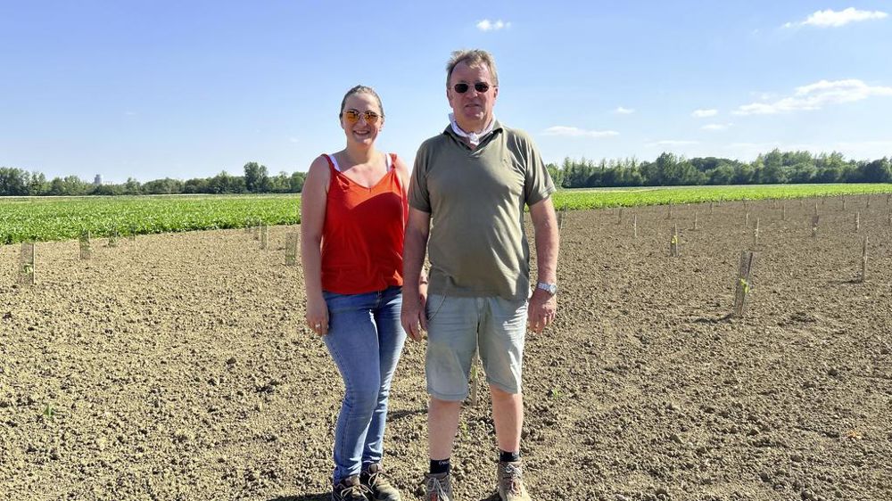 Francis Pestre a fait évoluer son exploitation pour la transmettre à ses enfants dont Lucie, tout juste installée et principalement en charge de l’atelier de transformation.