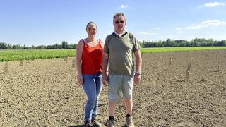 Francis Pestre a fait évoluer son exploitation pour la transmettre à ses enfants dont Lucie, tout juste installée et principalement en charge de l’atelier de transformation.
