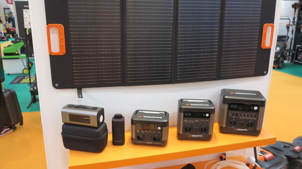 Les stations portables développées par Sumec, accompagnées de panneaux solaires.