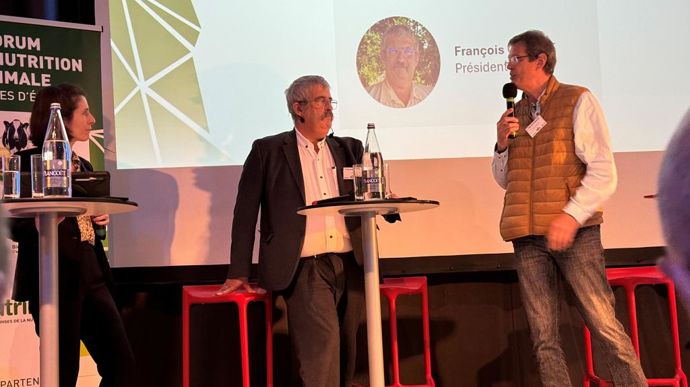 François Cholat, réélu président du Snia, et Hervé Vasseur, président de Nutrinoë, lors du forum de la nutrition animale jeudi 4 juillet à Lorient (Morbihan).
