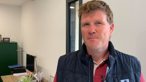 Thomas Bourgeois a repris l'exploitation en 2009, son BTS production de semences, afin que perdure le savoir-familial. Thomas Bourgeois a repris l'exploitation en 2009, son BTS production de semences, afin que perdure le savoir-familial.