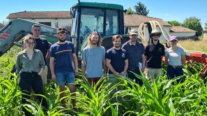 De g. à dr. : Amélie Suteau et Rémy Nalbert, du négoce Landreau, Thomas Largeau, entrepreneur de travaux agricoles, Gaël Chevalier, agriculteur, Thomas Henry (EPTB du fleuve Charente), Jérôme Fauriot, Ewen Tumoine et Edwige Hermouet, conseillers à la chambre d’agriculture Charente-Maritime Deux-Sèvres.