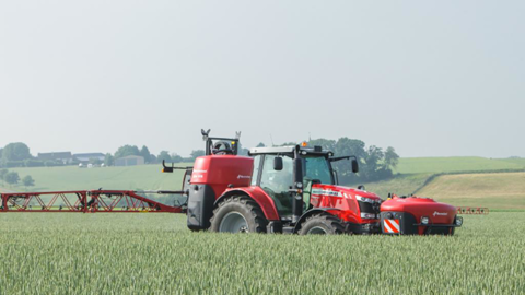 Le TwinFill automatise le remplissage et l’incorporation des produits sur les pulvérisateurs avec cuve frontale. Le TwinFill automatise le remplissage et l’incorporation des produits sur les pulvérisateurs avec cuve frontale.
