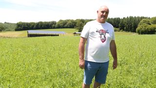 Patrick Paucard, de l'IFCE de Chamberet, utilise un semoir à double caisson pour réussir les semis de prairies sous couvert de méteil.