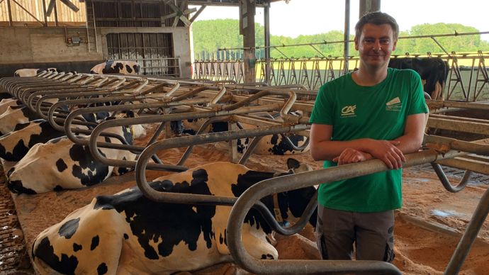 Alexis Losser et ses trois associés, Adrien et Daniel Losser et Thomas Thirian, ont ôté en 2022 le bardage du pignon nord de la stabulation laitière, afin de favoriser la ventilation naturelle du bâtiment. L’hiver, dès que la température descend sous les - 2 °C, un filet brise-vent est installé.