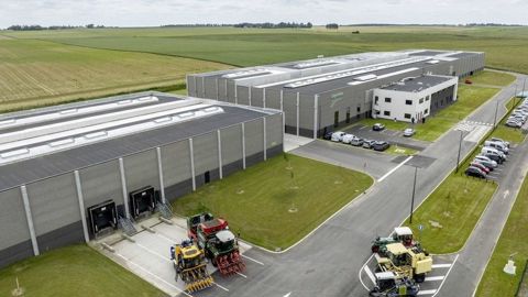 L'usine de teillage est située à Saussay-la-Campagne (27) dans la région naturelle normande du Vexin et elle est composée de 3 bâtiments répartis sur 13 000 m².