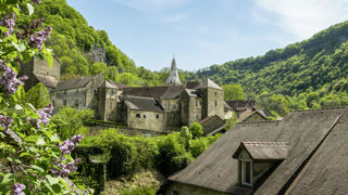 Des falaises abruptes, érodées durant des millions d’années, surplombent le village de Baume-les-Messieurs et son abbaye clunisienne. Des falaises abruptes, érodées durant des millions d’années, surplombent le village de Baume-les-Messieurs et son abbaye clunisienne.