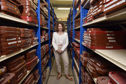 Dans la salle des archives de la cinémathèque, Elodie Pasty est responsable de la valorisation des films accumulés depuis cent ans par le ministère de l'Agriculture.
