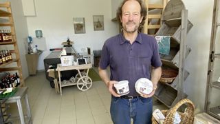 Yves de Fromentel vend à la ferme, auprès d’Amap, de Ruche qui dit oui, de Locavor, d’épiceries spécialisées et de restaurants. Yves de Fromentel vend à la ferme, auprès d’Amap, de Ruche qui dit oui, de Locavor, d’épiceries spécialisées et de restaurants.