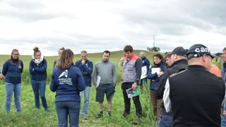 Les essais présentés par l'ACM et les chambres d'agriculture, le 20 juin dans le Cantal, ont suscité l’intérêt d'une centaine d'éleveurs de montagne. Les essais présentés par l'ACM et les chambres d'agriculture, le 20 juin dans le Cantal, ont suscité l’intérêt d'une centaine d'éleveurs de montagne.