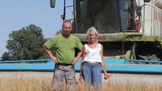 Mathieu Rothenflue et sa compagne Jacqueline dans les pailles hautes, laissées par le stripper.