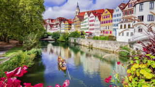 Tübingen est une ville médiévale et universitaire traversé par le Neckar. Tübingen est une ville médiévale et universitaire traversé par le Neckar.