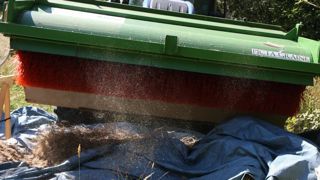 La brosse récolte les graines présentes dans une prairie, qui sont ensuite collectées sur une bâche.
