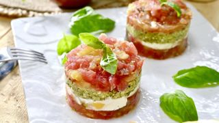 Millefeuille de tomate de Marmande, mozzarella et pesto. Millefeuille de tomate de Marmande, mozzarella et pesto.