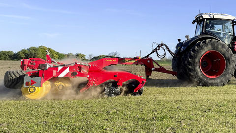 Le déchaumeur Carrier 925 de Väderstad accueille une troisième rangée de disques.