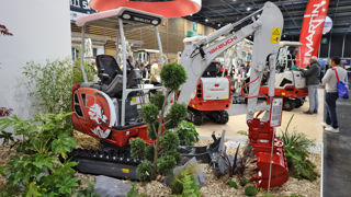 La minipelle TB320 présentée au salon Intermat au printemps 2024.