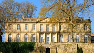 Le château de Sauvan, situé en Haute-Provence, est une bastide familiale construite au XVIIIe siècle.