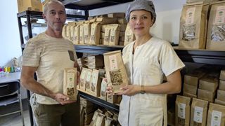 Les pâtes sèches bios de Lisa Chaffaud et Patrick Vanderesse, à la semoule de blé dur, se déclinent en dix formes et deux types de sachets, 250 et 500 g. Les pâtes sèches bios de Lisa Chaffaud et Patrick Vanderesse, à la semoule de blé dur, se déclinent en dix formes et deux types de sachets, 250 et 500 g.