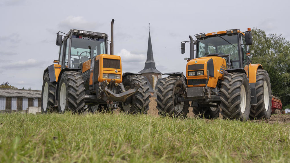 L’EARL Ternisien possède 14 tracteurs Renault dont deux 155-54 TZ et un Arès 640 RZ, des Youngtimers de légende.