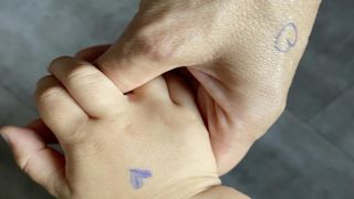 Pour que la transition de la séparation se passe au mieux, une astuce consiste à dessiner un petit cœur sur la main de l'enfant ainsi que sur celle des parents. Pour que la transition de la séparation se passe au mieux, une astuce consiste à dessiner un petit cœur sur la main de l'enfant ainsi que sur celle des parents.