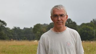 « Producteur de lait bio à Montauban de Bretagne (35), Eric Duverger privilégie l’autonomie alimentaire, à la culture de céréales, quitte à devoir acheter de la paille ». « Producteur de lait bio à Montauban de Bretagne (35), Eric Duverger privilégie l’autonomie alimentaire, à la culture de céréales, quitte à devoir acheter de la paille ».