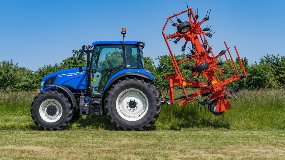 kuhn simplifie ses faneuses pour petits tracteurs kuhn simplifie ses faneuses pour petits tracteurs