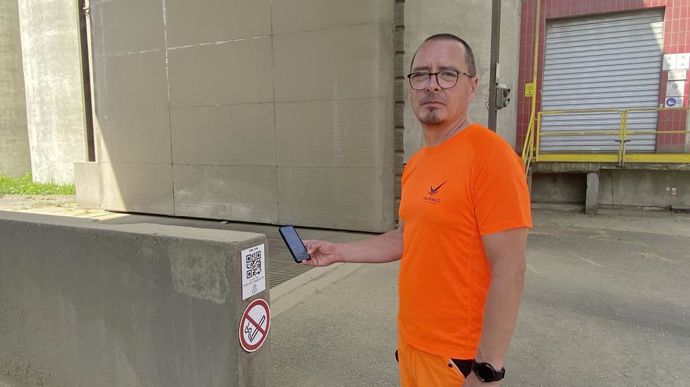 Au silo d'Oissery (Seine-et-Marne) de Valfrance, David Dion, responsable du site, scanne à l'aide de son smartphone le QR code apposé sur l'installation à contrôler.