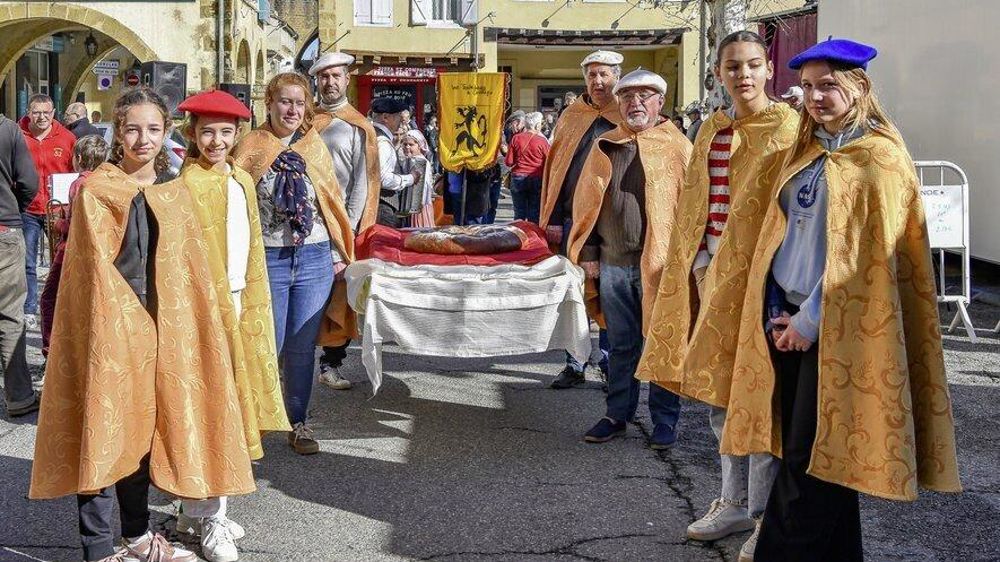 La confrérie du tourteau défile dans les rues de Mirande chaque année, le lundi de Pâques.
