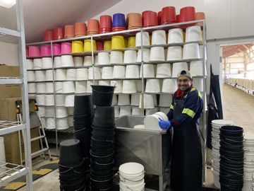 Dans un élevage laitier du Wisconsin USA les seaux des veaux sont lavés et généralement désinfectés durant les deux premières semaines après chaque buvée. La majorité des salariés vient d’Amérique centrale.