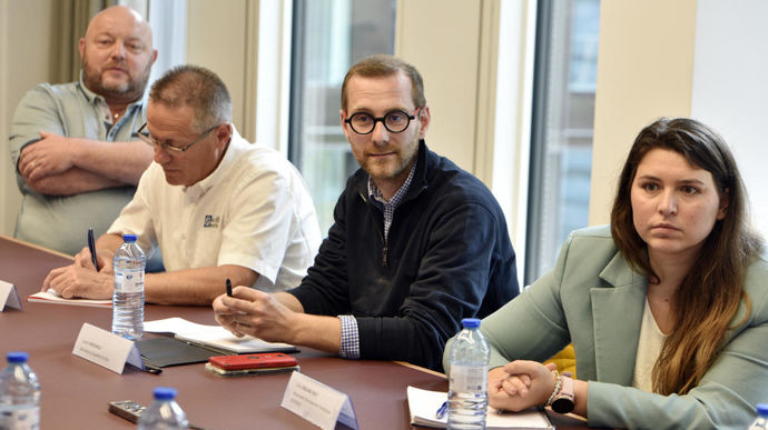 De gauche à droite : François-Xavier Renault, référent technique et animateur de groupes d'agriculteurs ExploR chez NatUp, Eric Leseur, agent relation culture et référent technique ACS chez Soufflet agriculture, Laurent Devochelle, conseiller production végétales au Geda Artois et agriculteur à Givenchy-en-Gohelle (Pas-de-Calais), et Claire Zwilling Crécy, responsable développement stratégique chez Valfrance.