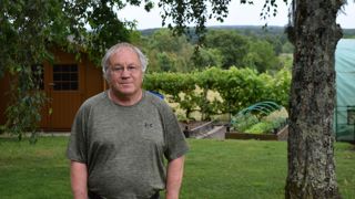 Depuis quatre ans, Yves Derouet, ancien aviculteur en Sarthe, est bénévole au sein de l'association Solidarité Paysans.