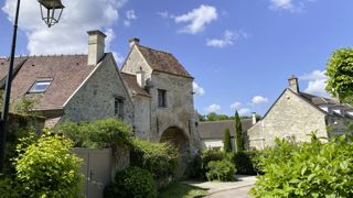 À Saint-Jean-aux-Bois (Oise), la rue des Abbesses mène au porche de l'ancienne ferme de l'abbaye du village. À Saint-Jean-aux-Bois (Oise), la rue des Abbesses mène au porche de l'ancienne ferme de l'abbaye du village.