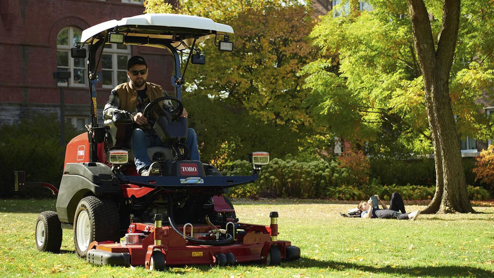 La Toro Groundsmaster e3200 de 152 cm de coupe est entièrement électrique.