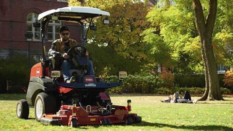 La Toro Groundsmaster e3200 de 152 cm de coupe est entièrement électrique. La Toro Groundsmaster e3200 de 152 cm de coupe est entièrement électrique.