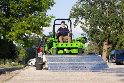 L'encombrement de la Mean Green EVO 244 se réduit à 184 cm grâce aux ailes repliables. (© MGE Green Service) L'encombrement de la Mean Green EVO 244 se réduit à 184 cm grâce aux ailes repliables. (© MGE Green Service)