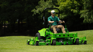 Le plateau entièrement déployé permet à la machine de tondre sur 244 cm.