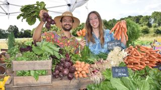Selma Chaudesaigues et Tom Rial vendent des légumes atypiques pour les restaurateurs, comme les carottes grelots. Quand il leur en reste un peu, ils les écoulent sur leur marché hebdomadaire à la ferme.