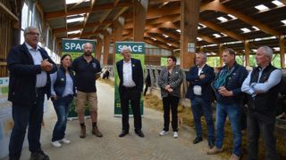 Les responsables du Space ont présenté la 38e édition du salon sur l'exploitation laitière de Florence et Mickaël Goron dans la Manche.