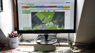 Les agriculteurs bio perçoivent leurs aides à la conversion et MAEC un an après leur demande.