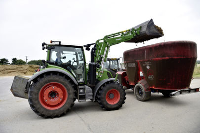 Tracteur chargeant une mélangeuse.