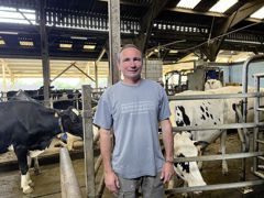 En passant par la porte, les vaches prêtes pour la traite sont renvoyées vers la table d’alimentation, alors que les autres peuvent sortir pâturer.