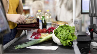 L’Institut national de la statistique (Insee) rapporte une baisse de la valeur de la consommation alimentaire hors tabac de 1,3 % sur les sept premiers mois de 2024. L’Institut national de la statistique (Insee) rapporte une baisse de la valeur de la consommation alimentaire hors tabac de 1,3 % sur les sept premiers mois de 2024.