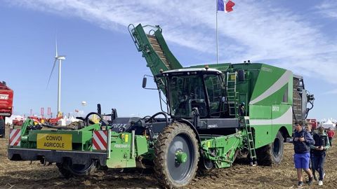 L'arracheuse automotrice Oryx du constructeur Pouchain.