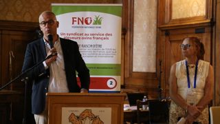 « Les éleveurs ne supportent plus de ramasser des cadavres », a lancé Arnaud Rousseau, président de la FNSEA, au côté de Michèle Boudoin, présidente de la FNO.