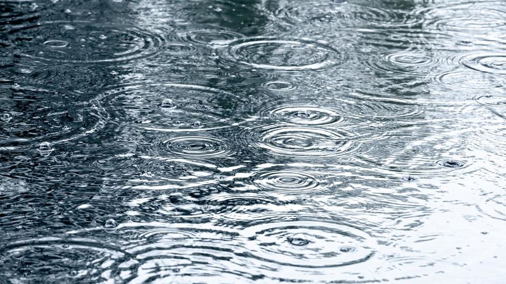 Pluie dans un cours d'eau