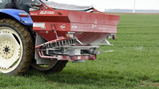 C'est dans le cadre du programme d’action de la directive nitrates que sont notamment établis les calendriers d'épandage des fertilisants azotés en zones vulnérables. C'est dans le cadre du programme d’action de la directive nitrates que sont notamment établis les calendriers d'épandage des fertilisants azotés en zones vulnérables.