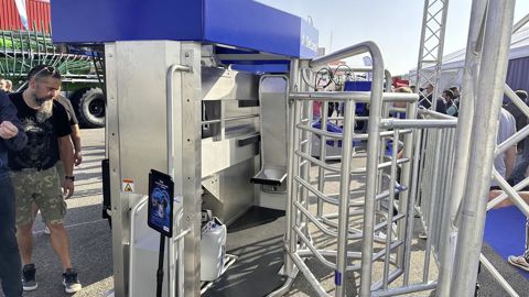 Les solutions BA 200 et BA 300 d'analyse du comportement de DeLaval fonctionnent aussi bien avec le robot qu'avec une salle de traite classique.