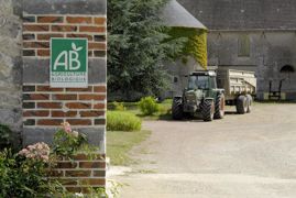 Le fermier reste libre du choix des cultures qu’il entend pratiquer sous réserve de l’obligation générale d’exploiter le fonds raisonnablement. Le fermier reste libre du choix des cultures qu’il entend pratiquer sous réserve de l’obligation générale d’exploiter le fonds raisonnablement.