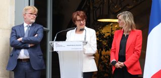 La nouvelle ministre de l'Agriculture, de la Souveraineté et des Forêts, Annie Genevard (au centre), a ajouté à la fin de son discours de passation qu'elle « continuerait à être attentive aux femmes en agricultures ».